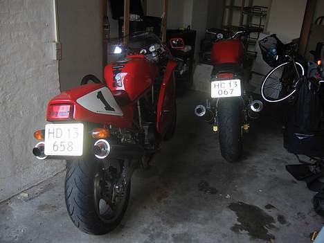 Ducati 900 Monster(Solgt) - Man bliver sku så glad når man åbner porten til garagen... 2 Ducatier... På plader... billede 7