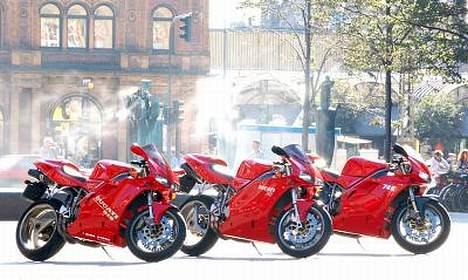 Ducati 748s - På Axeltorv i KBH med to legekammerater 916, 748 og min 748s billede 3