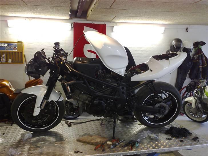 Suzuki TL 1000 S  - Igang med at samle, efter den er blevet malet. billede 4