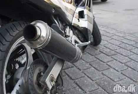 Suzuki GSX-R "solgt" - Carbon udstødning, der giver lidt ekstra "kræs" til øret billede 4