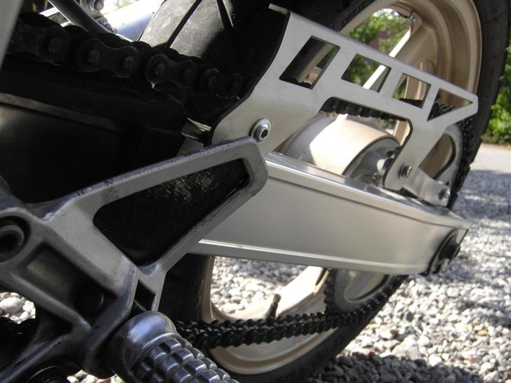 Suzuki GSX-R 250 - Så min alu-kædeskærm(godt tilpasset :p ) man kan ane, at jeg har sat carbon bag helpad, overvejer dog at fjerne det igen. billede 13