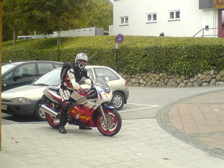 Yamaha fzr  billede 1