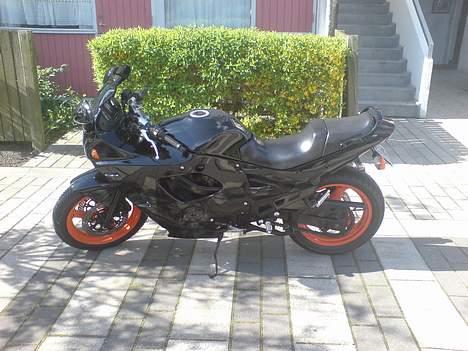 Suzuki Gsx 600 f - Stråler om kap med solen billede 1