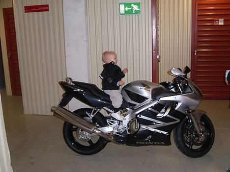 Honda CBR 600F - Ja ja, fars lille racerkører.... vare ikk længe før han skal starte til RR.hehe billede 3