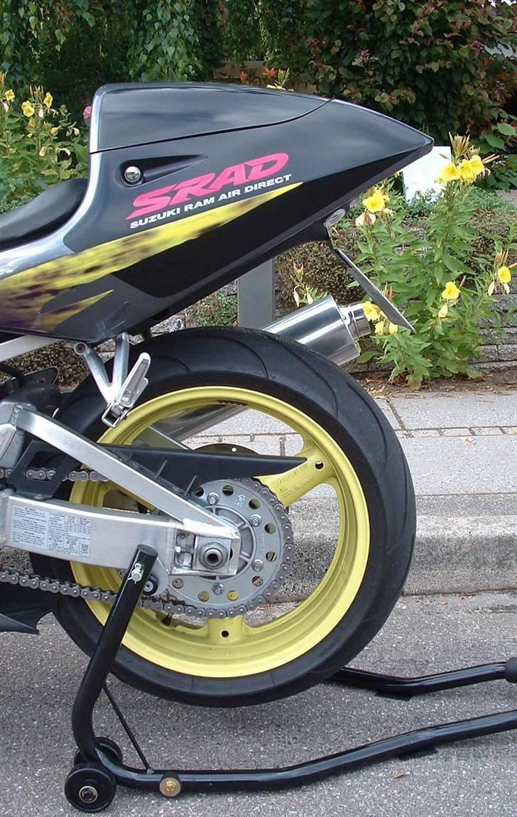 Suzuki GSX-R 750 T - Undertray uden huller til kroge - rene linier... bortset fra Statens bøjede nr.plade. billede 9