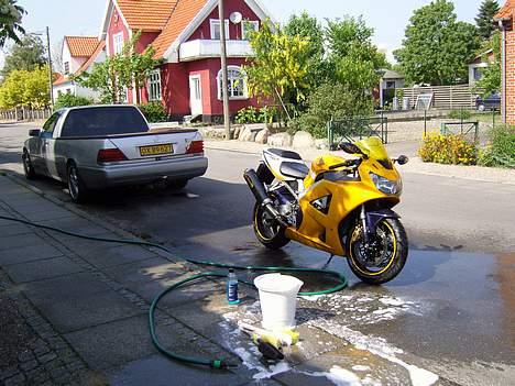 Honda CBR #død# - Store vaskedag... i baggrunden min dagligdagsbil hvor firebladen nemt kan stå på ladet:-) billede 4