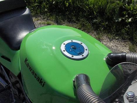 Kawasaki ZXR 750 H1 *solgt* - Tankdæksel lakeret i grøn/lilla/blå flipflop farve, bare et lille eksperiment :D billede 6