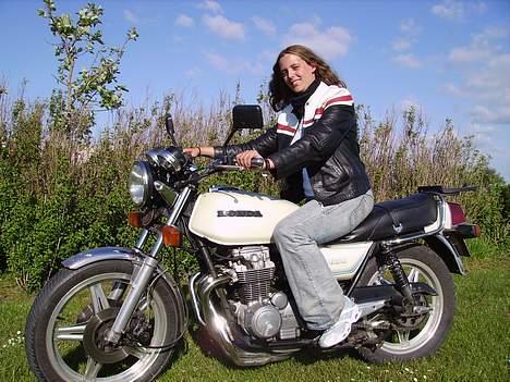 Honda CB 650 *SOLGT* - I baghaven hjemme billede 1