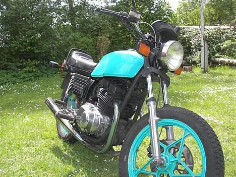 Suzuki GSX 400 (EX?) - 2. trin: Sideskjold, bagskjold og sadelsider malet sort og sat på billede 1