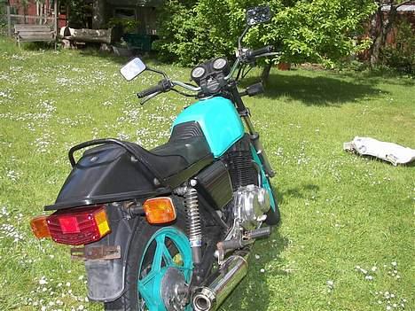 Suzuki GSX 400 (EX?) - Herligheden set bagfra efter første maling billede 6