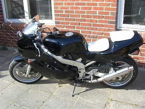 Suzuki GSXR 400 R *SOLGT* billede 12