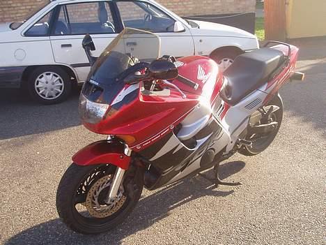 Honda CBR1000F billede 2