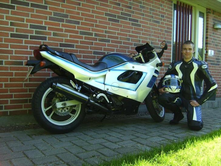 Suzuki GSX 600F ( Solgt ) - Ham den smukke og så mig ved siden af :P billede 8
