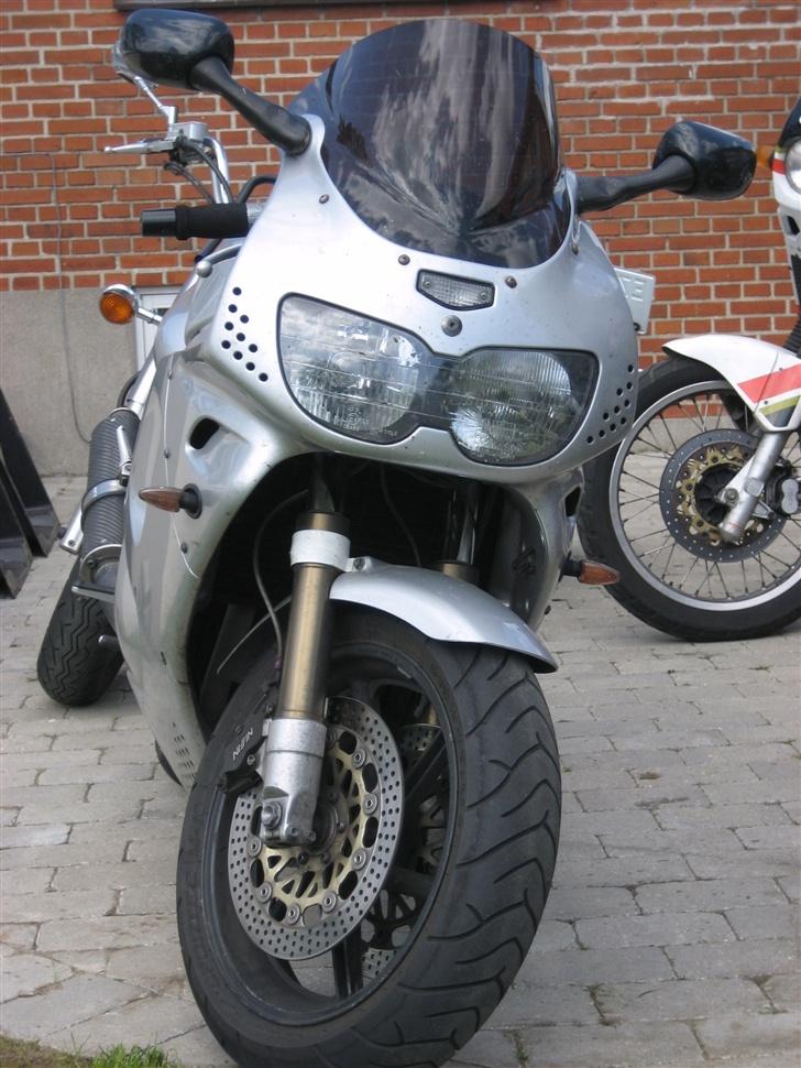 Honda CBR 900 Fireblade - Den øverste del af kåben er fra ´97. billede 1