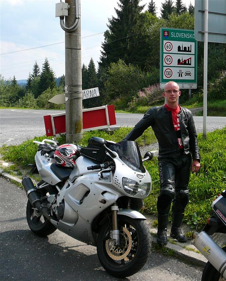 Honda CBR 900 Fireblade - Ekstremt gode sving i bjergene mellem Tjekkiet og Slovakiet. Det var der også andre MC´ere, som havde fundet ud af. billede 5