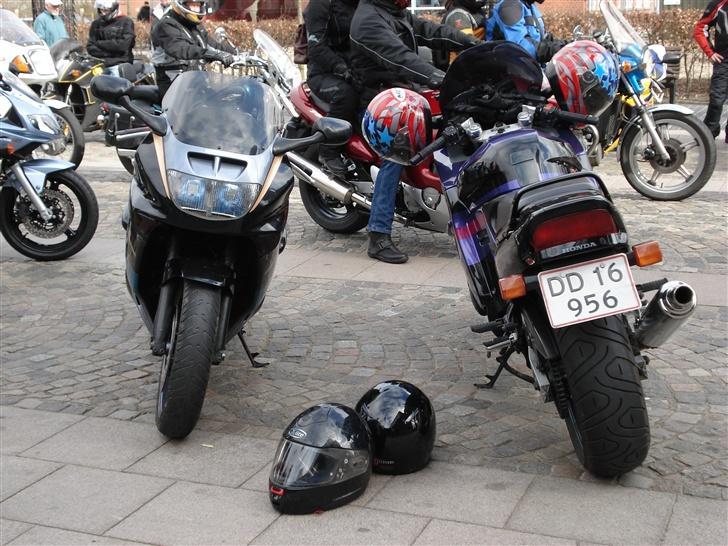 Honda cbr 1000f  *solgt* - min til venstre selvfølgelig.. billede 15