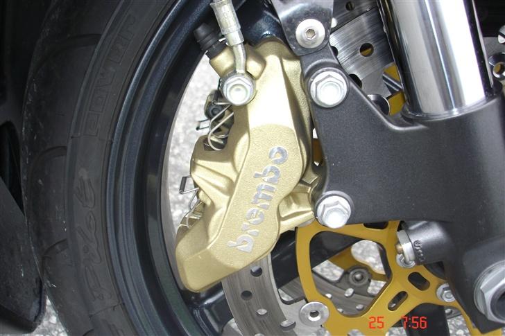 Aprilia RSV 1000 R (SOLGT)  - BREMBO goldline....bremser så løgsækken bliver mast mod tanken. billede 3