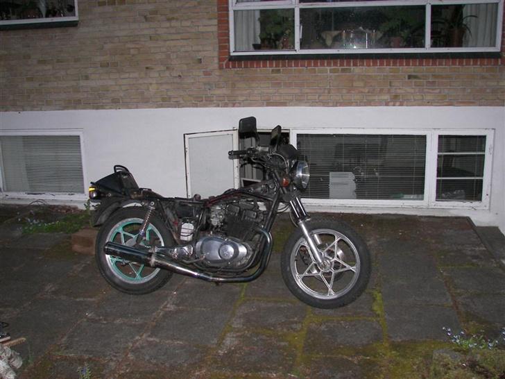 Suzuki GSX 400 (EX?) - havde lige pillet sæde og tank af for at male billede 7