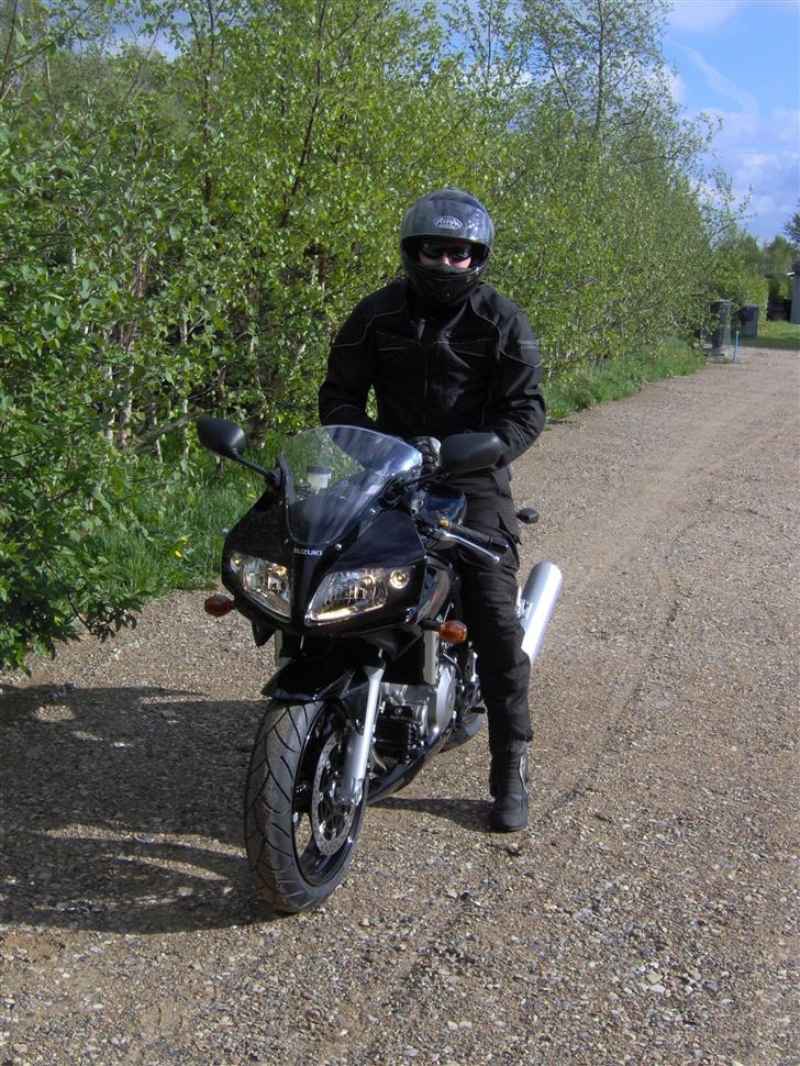Suzuki SV1000 SK7 - En glad dreng med hans nye SVer, her har den kørt ca 81 km og er kun få timer gammel billede 1