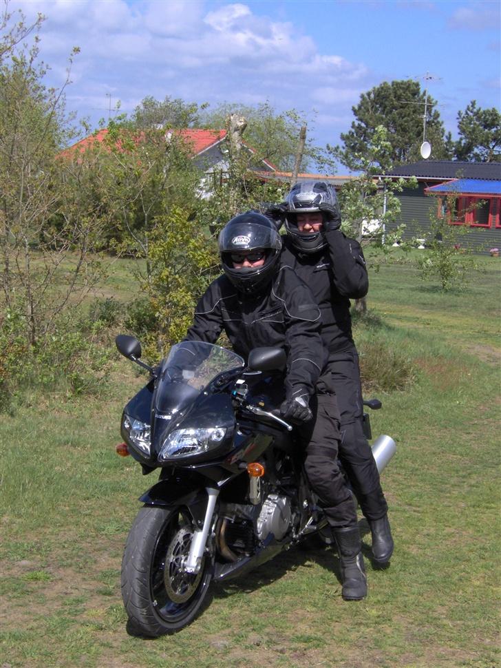 Suzuki SV1000 SK7 - Nå ja, svigermor skulle lige have en tur på motorcyklen, efter en del overtales og lidt pres lykkes det billede 4