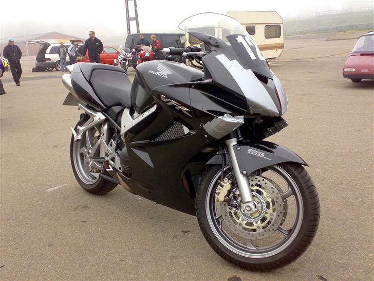 Honda VFR 800 A - Klar til banekørsel på knutstorp billede 9
