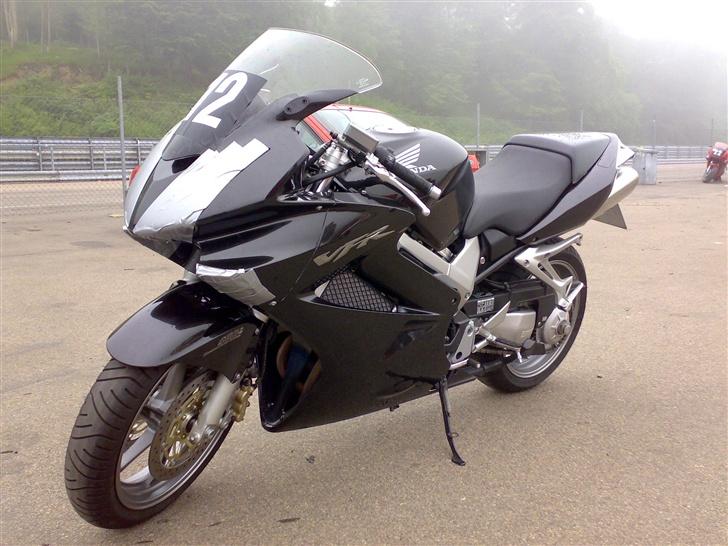 Honda VFR 800 A - Så skal der prøves kræfter med banekørsel billede 10