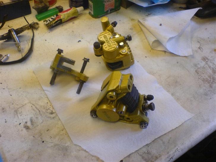 Honda NSR 125F - Jeg blev inspireret af Stormbringer´s guide til at male sine kalibre, så jeg kastede mig ud i det. Jeg er glad for resultatet, selvom det er Stormbringer gange minus 1000... billede 5