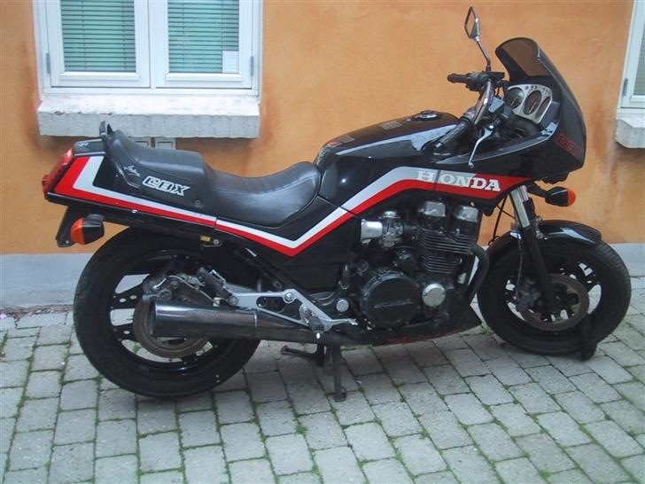 Honda CBX 750 F - Et "før" billed. Når den er færdig om et års tid vil det slidte look være fortid. billede 1