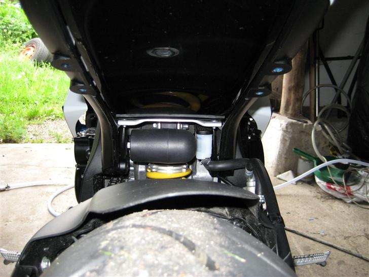 Suzuki GSX 750 R (solgt) - En lille fejl ved de nye suzukier... plastic huggeren er støbt skæv. Ens på alle K7´ere... billede 11