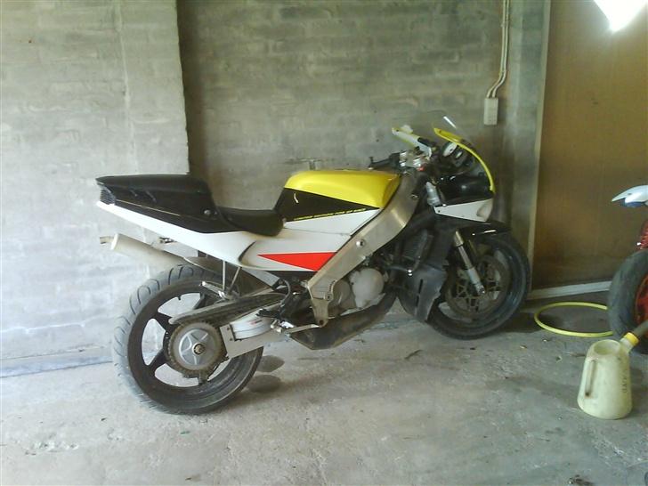 Aprilia AF Sport Pro 125cc - Den mangler sidekåberne, da beslagene lige skal laves lidt . Men har dem til at ligge billede 2