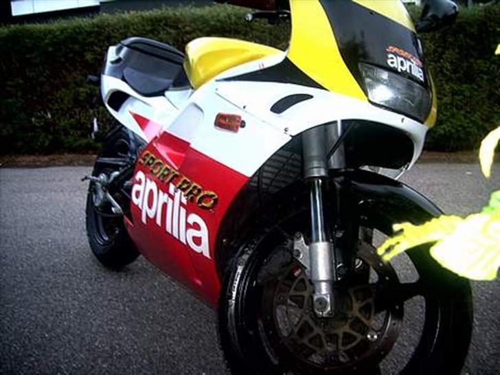 Aprilia AF Sport Pro 125cc - Billedet er LÅNT! Men sådan ser den ud med sidekåber, som jeg ikke har på lige pt. Men det kommer de billede 5