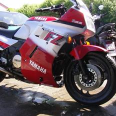 Yamaha FZ 750