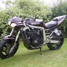 Suzuki gsxr 750 streetfighter
