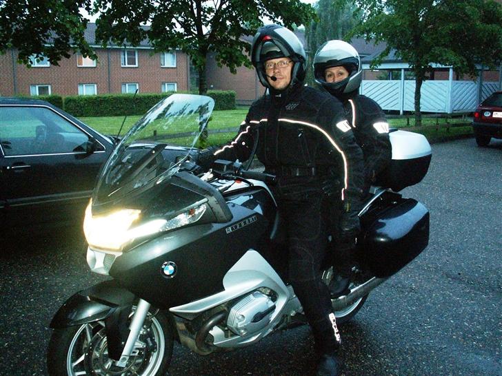 BMW R1200RT - Fruen og mig, ved hjemkørsel fra Herning en sen aften. Dejligt, lige før "take-off". billede 5