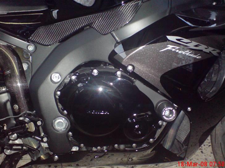 Honda CBR1000RR Fireblade - Sortlakret motordæksler og ægte carbon fra RedRacing under tanken billede 3