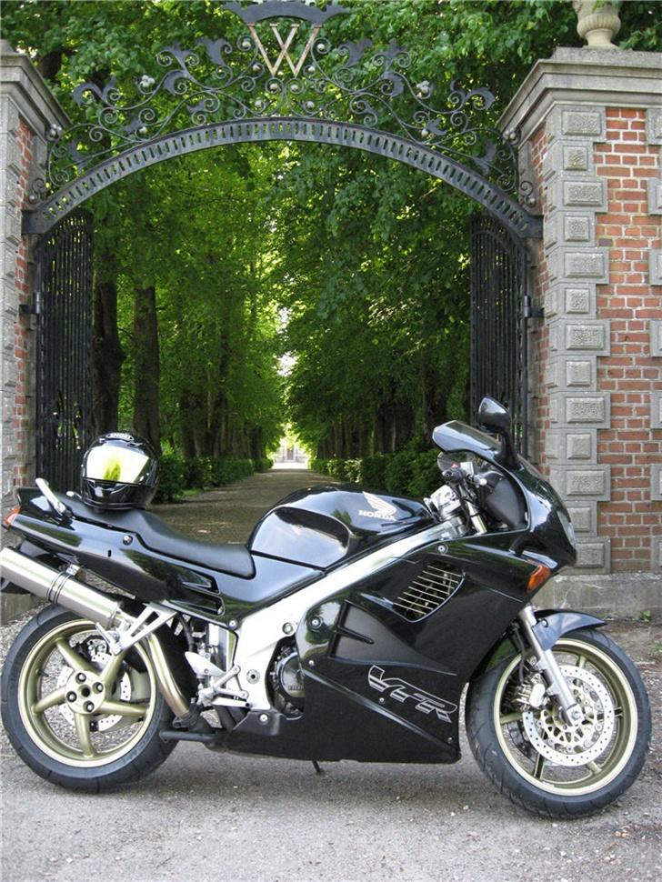Honda vfr 750 - Taget ved indgangen til det nærliggende gods billede 8