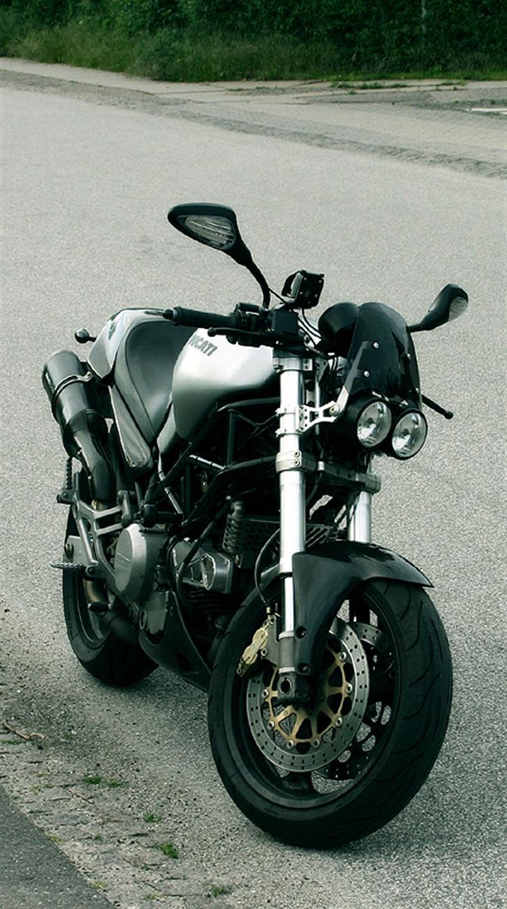 Ducati Monster 800 i.e. - Forfra. Her ses de nye spejle og flyscreen samt oliekølercover. Godt komplet indtryk af svinet. billede 2