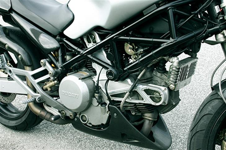 Ducati Monster 800 i.e. - De nye Rizoma bæltecover, samt oliekølercover. billede 7