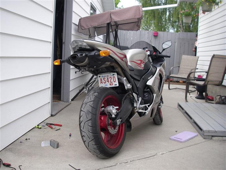 Kawasaki zx636r (solgt) - mon det er lovligt med pladen der... ja helt sikkert. nu venter jeg bare paa den nye carbon exhaust billede 8