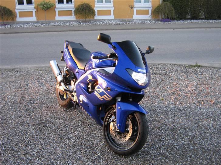 Yamaha YZF 600 R THUNDERCAT - Svært at ta billede af xenon, men det ser sgu fedt ud... Og nu også med sort kåbeglas... billede 2