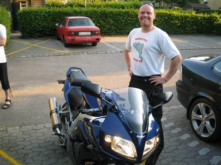 Suzuki SV 1000S Solgt!!!!! - Så bredt et smil er der på en glad mand når han skal hente sin nye mc.. billede 2