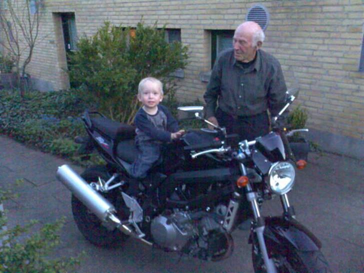 Suzuki SV 1000 - Junior & Oldefar leger med mit nye legetøj billede 1