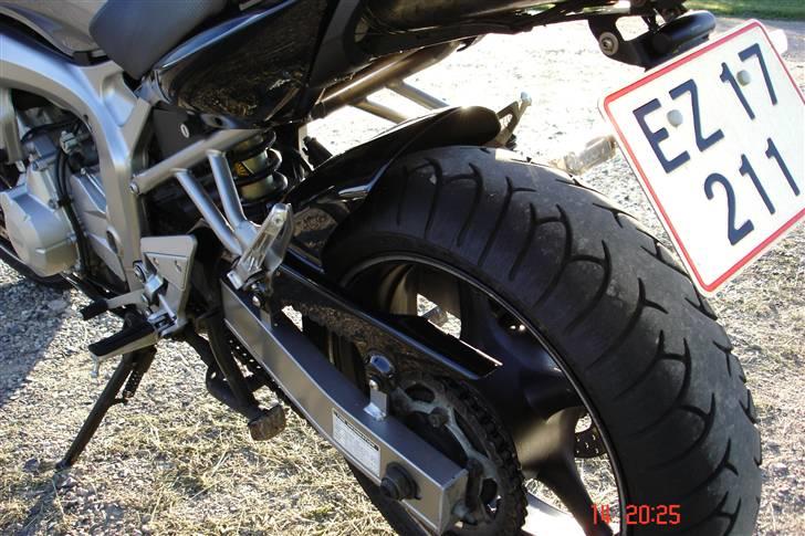Yamaha FZ6-S Fazer (SOLGT) - Sort metallic hugger. billede 6