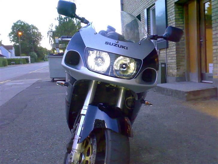 Suzuki GSX-R 750 - *SOLGT* - Så kom der endelig små blink på... hvor skal man nu hænge hjelmen? billede 10