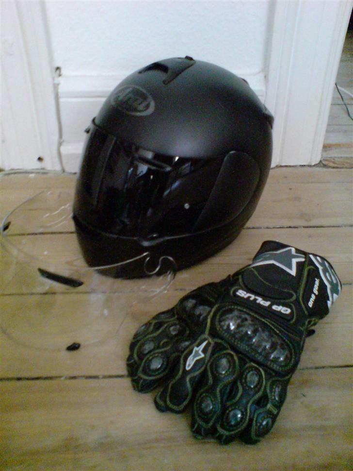 Kawasaki ZX6R - hjelm arai chaser "black frost", klart visir m/ Fogcity hyper optiks og alpinestar GP plus glove  billede 3