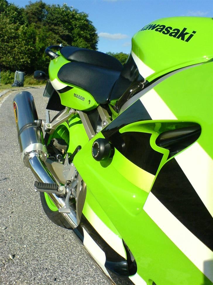 Kawasaki zx6r (SOLGT) : - Rizoma-sliders, 7-9-13 ikke testet endnu (Men de sidder da der hvor den blev ridset da jeg lagde den ned, før de kom på..:) billede 5