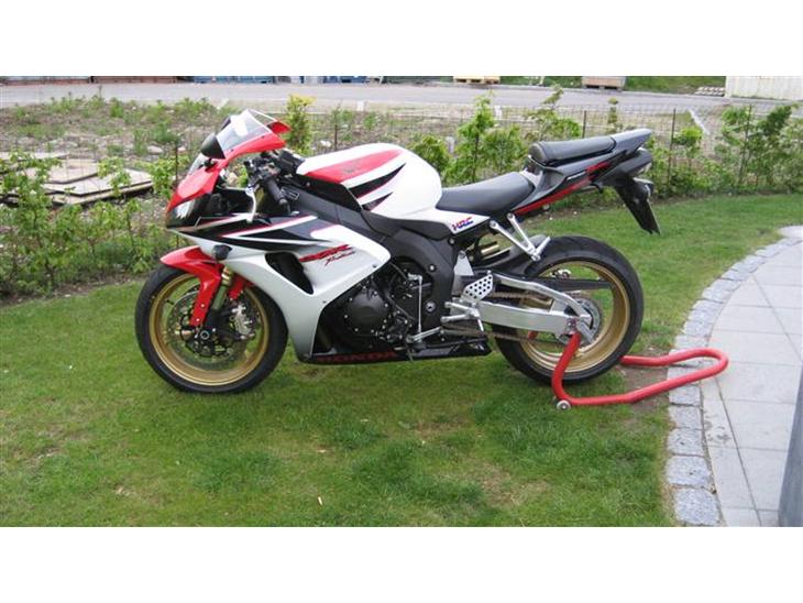Honda CBR 1000 RR - Står til skue efter gejling billede 1