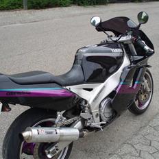 Yamaha fzr 1000 (total skadet)