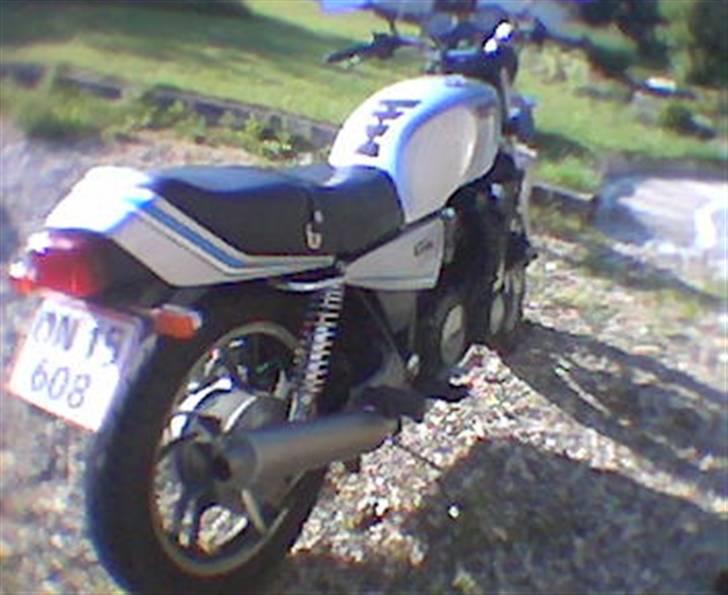 Yamaha XJ 650 - Her kan de små blinklys skimtes samt de rustfri udstødninger. billede 3