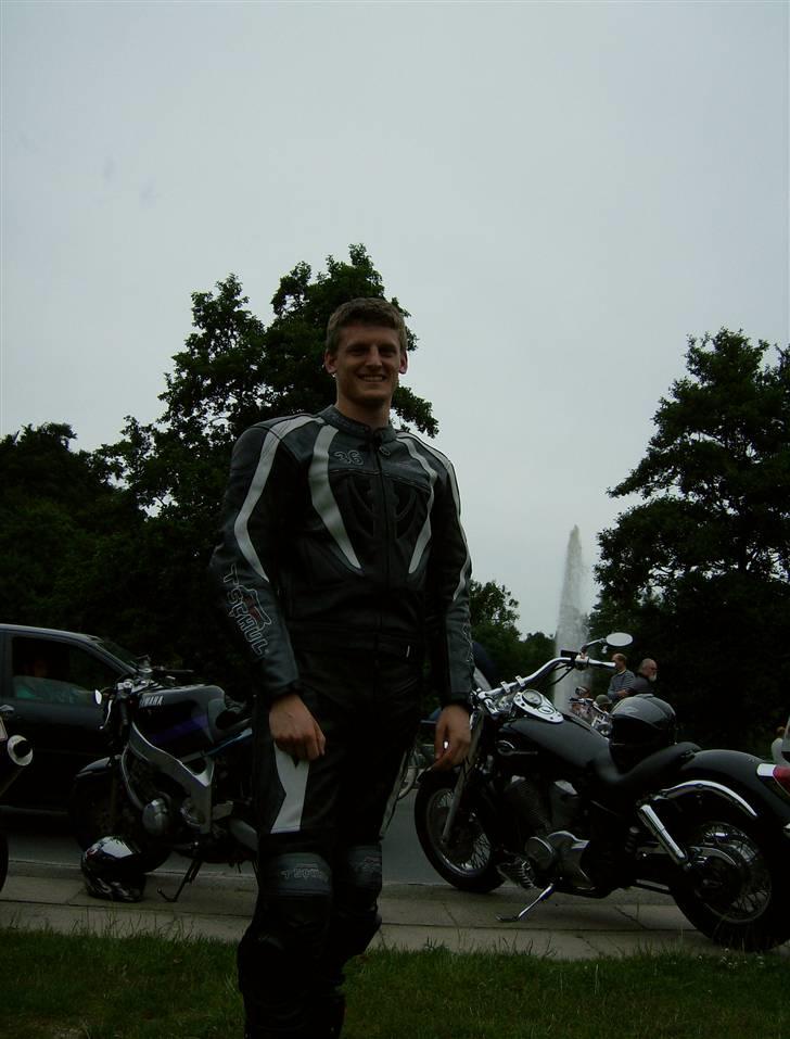 Yamaha FZR 600 [SOLGT] - MiG! og nej det er ikke opstillet billede jeg står altid sådan :D billede 13